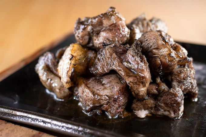 地鶏を炭火で一気に焼き上げた《塚田農場》の〈地鶏炭火焼〉