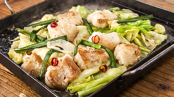 《芝浦食肉》の名物料理〈鉄板焼き大とろホルモン〉