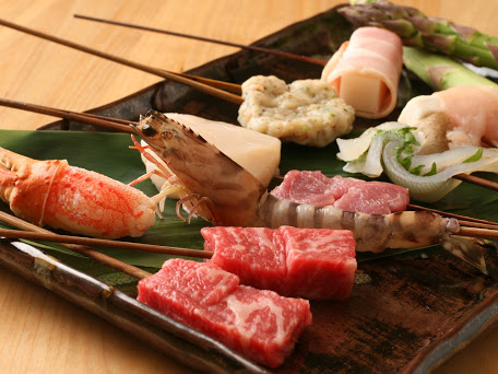 《串亭》ではフォアグラや牛ロースなどの高級食材を串揚げにする